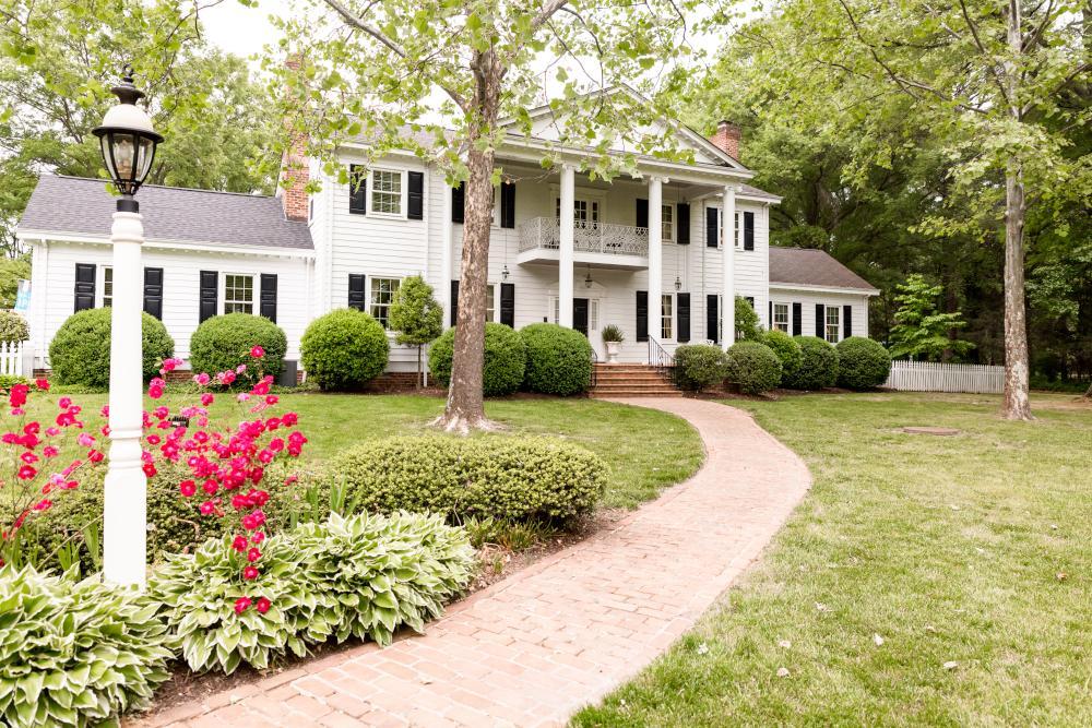 Offering a combination of indoor and outdoor spaces The Virginia Cliffe Inn accommodates all types of events in our wedding venue.